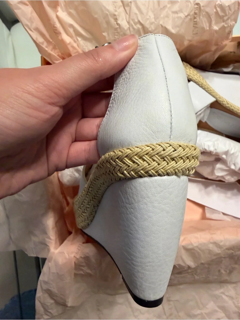 LAmour Des Pieds elegant white